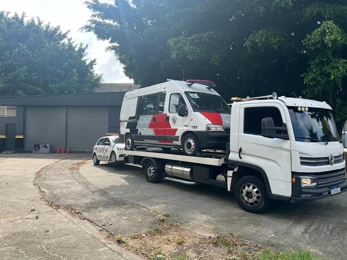 Serviço de guincho em rodovia